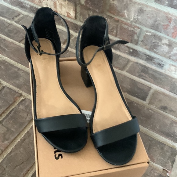 Amazon Essentials Women’s Heeled Sandal. Black. Size 7 - Picture 2 of 8
